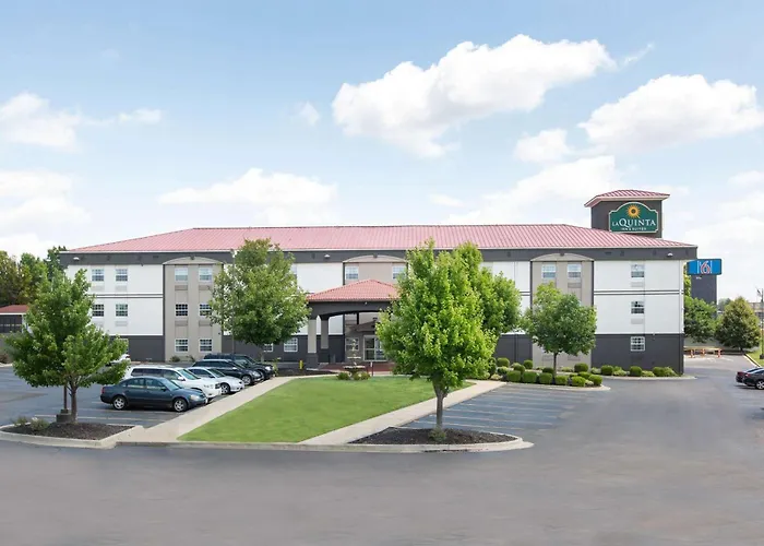 La Quinta By Wyndham Blue Springs Hotel